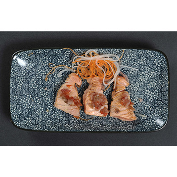 Tataki de salmón con salsa jalapeño