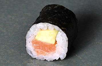 Maki salmón con aguacate