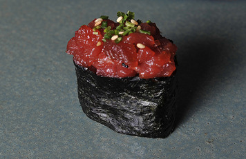 Sushi tartar de atún picante